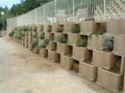 Mur de soutènement en blocs à végétaliser dans un camping à Vallon Pont d’arc