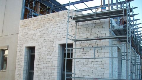 Réalisation d'une façade en pierre d'un collège en Ardèche