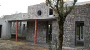 Villa en béton et agglomérés de ciment, doublage en pierres de Ruoms